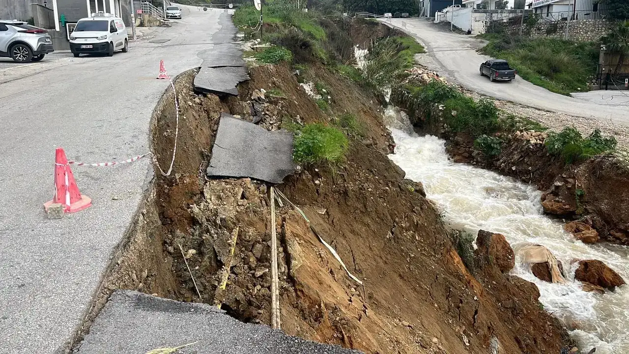 Alanya’da Dere Kenarındaki Yol Çöktü: 46 Daireli Lüks Sitede Korku 3